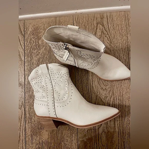 (LIKE NEW) Dolce Vita Solow Stud Western Boot Size 8.5 (NWOT) Never worn. - Picture 10 of 11